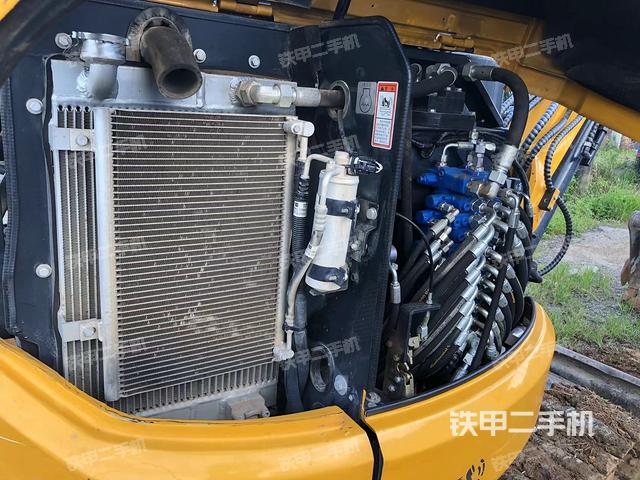 回轉馬達和主控閥(整機外觀) 回轉馬達和主控閥(整機外觀)