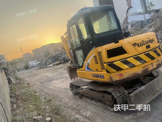 駕駛室頂部(整機(jī)外觀) 駕駛室頂部(整機(jī)外觀)
