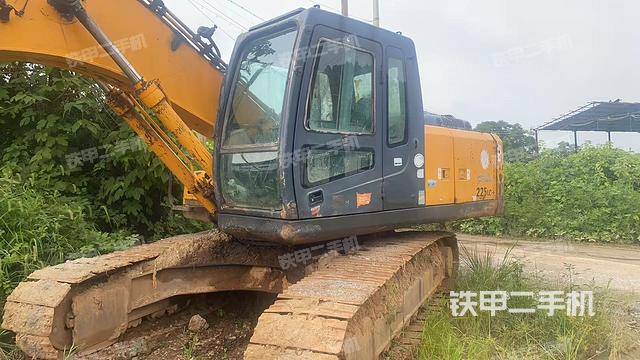 現(xiàn)代R225LC-7挖掘機(jī)