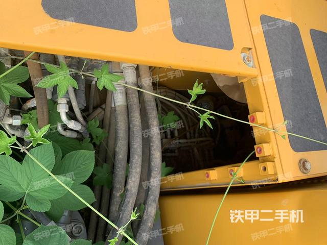 回轉(zhuǎn)馬達(dá)和主控閥(整機(jī)外觀) 回轉(zhuǎn)馬達(dá)和主控閥(整機(jī)外觀)