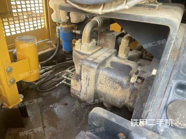 液壓泵艙室正面整體(整機外觀) 液壓泵艙室正面整體(整機外觀)