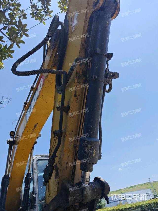 小臂整体右前(工作和回转装置) 小臂整体右前(工作和回转装置)