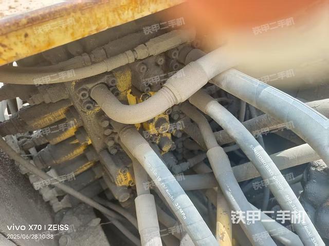回轉(zhuǎn)馬達和主控閥(整機外觀) 回轉(zhuǎn)馬達和主控閥(整機外觀)