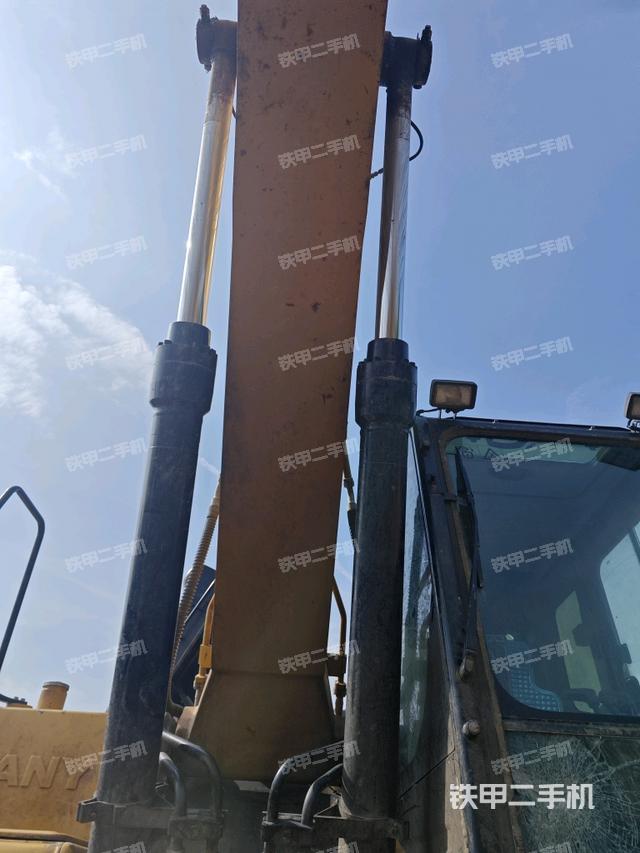大臂油缸整体 竖拍(工作和回转装置) 大臂油缸整体 竖拍(工作和回转装置)