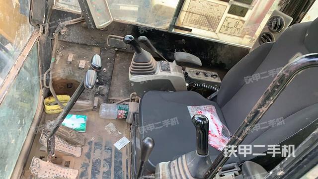 駕駛室整體(整機(jī)外觀) 駕駛室整體(整機(jī)外觀)