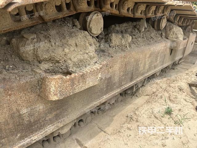 單側(cè)履帶整體(整機(jī)外觀) 單側(cè)履帶整體(整機(jī)外觀)