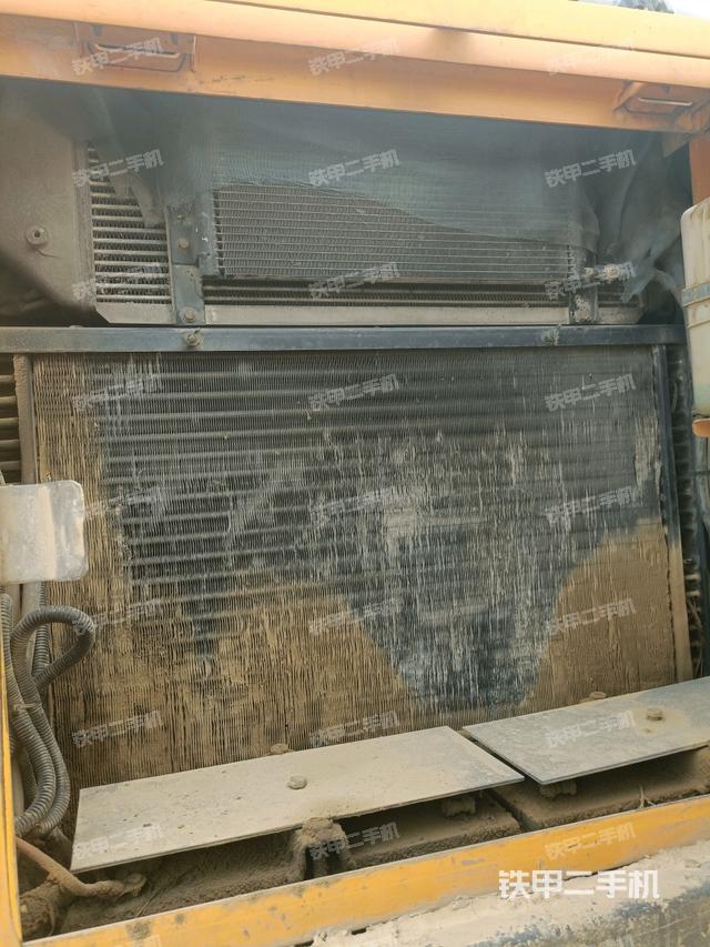 散熱器正面(大件艙室) 散熱器正面(大件艙室)