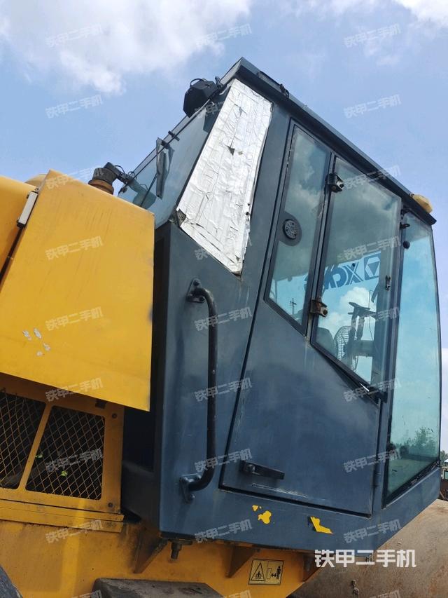 右侧正面照(压路机驾驶室) 右侧正面照(压路机驾驶室)