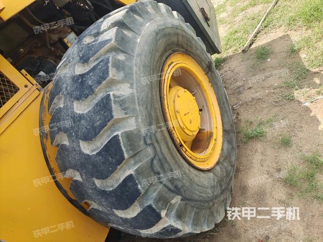 后轮右侧全景(压路机前后车架) 后轮右侧全景(压路机前后车架)