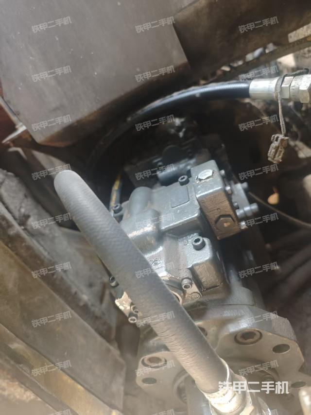 液壓泵艙室正面整體（整機外觀）