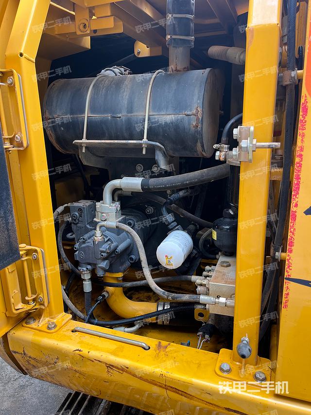 液压泵舱室正面整体（整机外观）