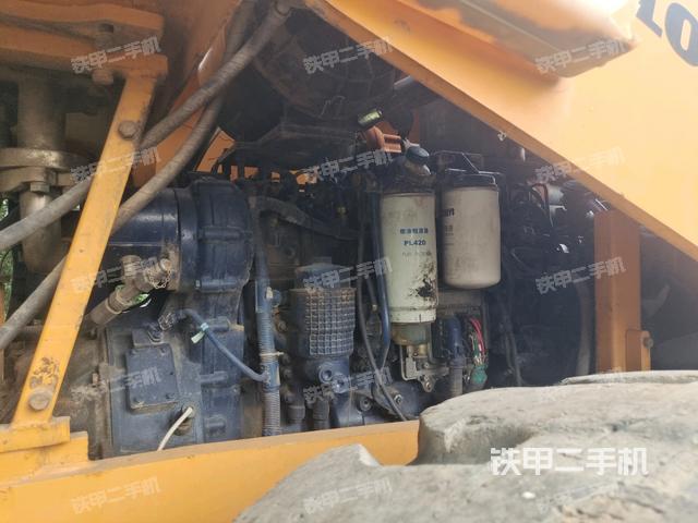 發(fā)動機右側(cè)全景（壓路機發(fā)動機艙）