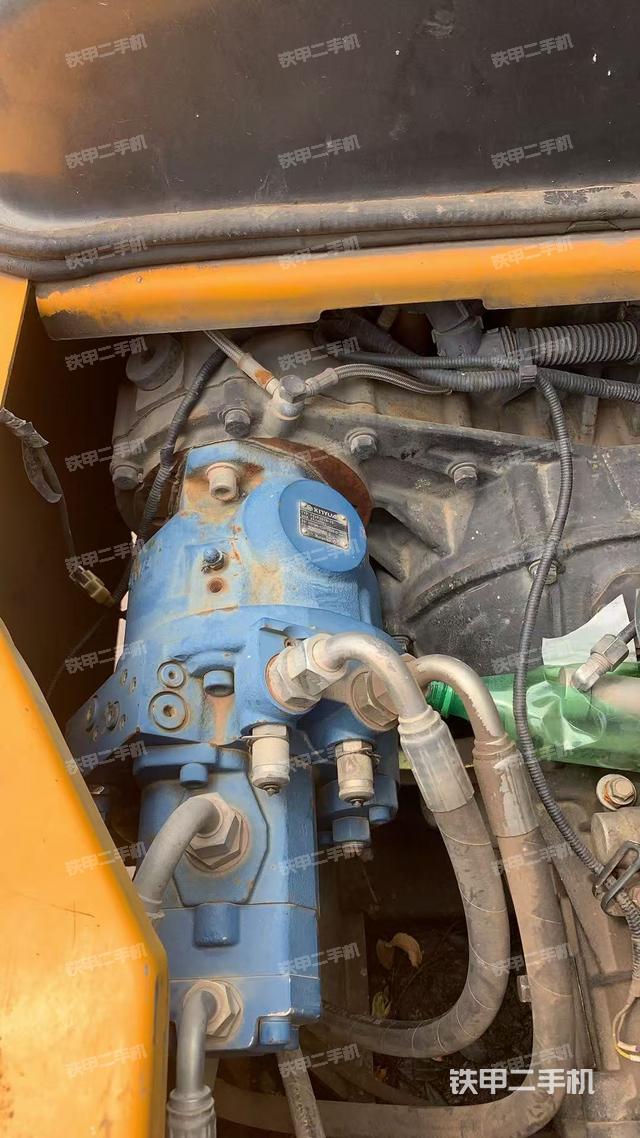 液壓泵艙室正面整體(整機外觀) 液壓泵艙室正面整體(整機外觀)