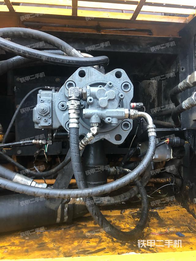 液压泵舱室正面整体（整机外观）