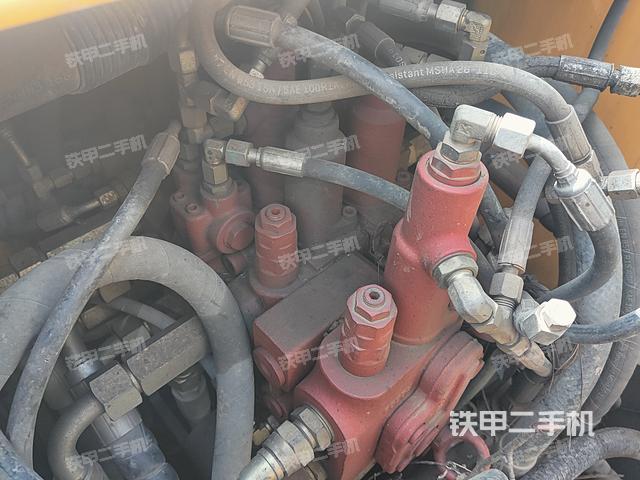 回轉(zhuǎn)馬達(dá)和主控閥(整機外觀) 回轉(zhuǎn)馬達(dá)和主控閥(整機外觀)