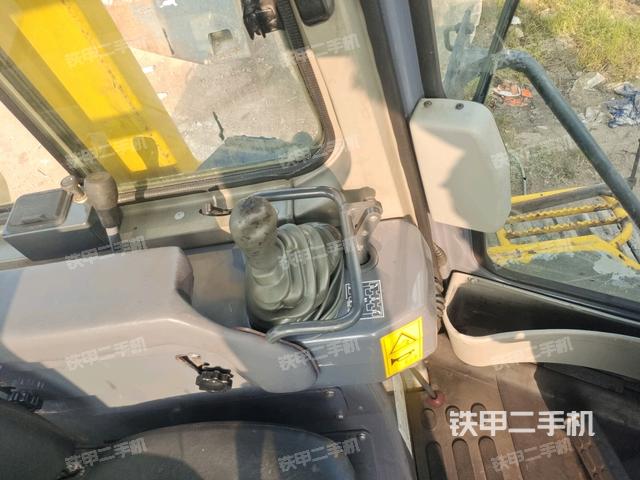 駕駛室內(nèi)部全景(推土機駕駛室) 駕駛室內(nèi)部全景(推土機駕駛室)