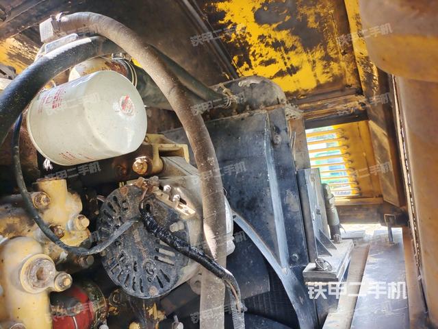 发动机左侧全景(压路机发动机舱) 发动机左侧全景(压路机发动机舱)