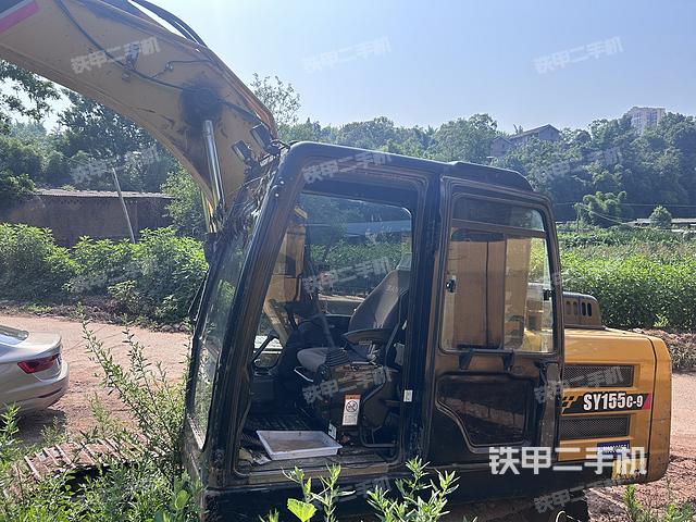 駕駛室整體(整機(jī)外觀) 駕駛室整體(整機(jī)外觀)