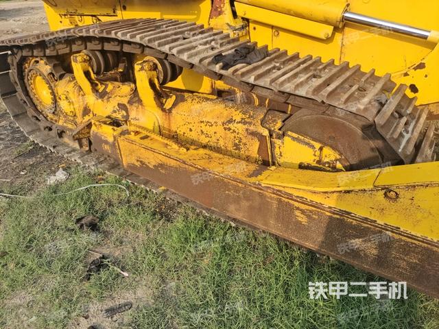 左側(cè)履帶全景(推土機(jī)底盤及工作裝置) 左側(cè)履帶全景(推土機(jī)底盤及工作裝置)
