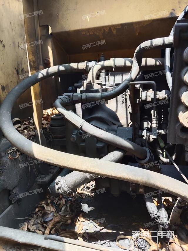液壓泵艙室正面整體(整機(jī)外觀) 液壓泵艙室正面整體(整機(jī)外觀)