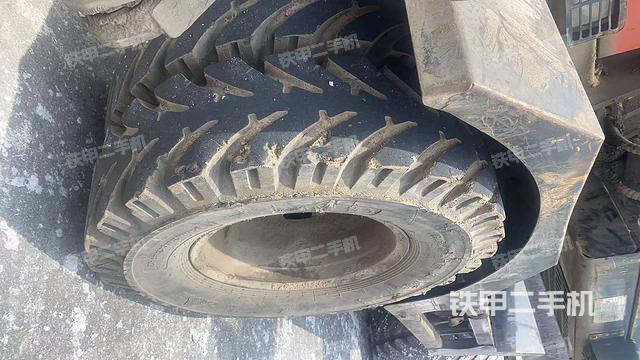 單側(cè)履帶整體(整機(jī)外觀) 單側(cè)履帶整體(整機(jī)外觀)