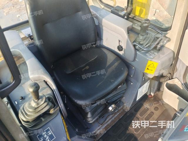 駕駛室內(nèi)部頂部(推土機駕駛室) 駕駛室內(nèi)部頂部(推土機駕駛室)