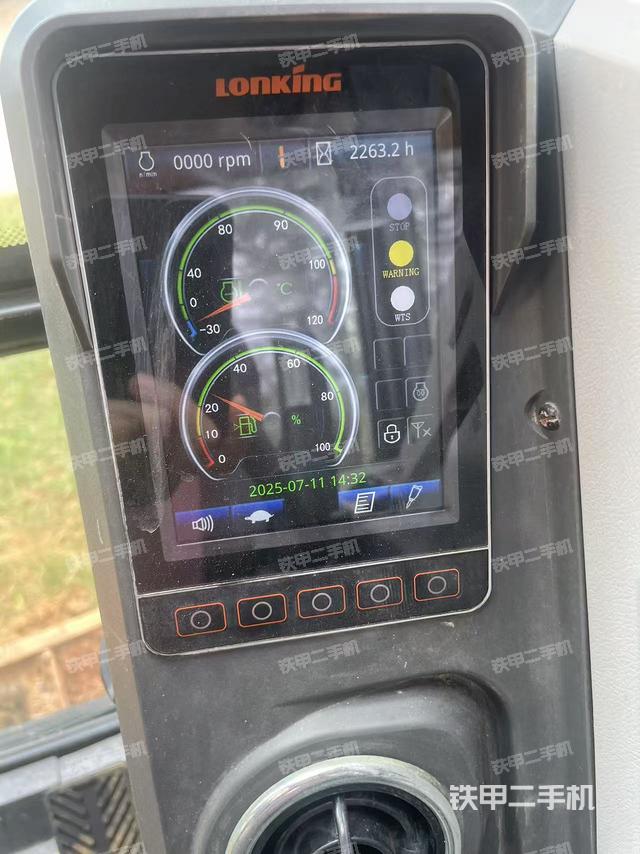 駕駛室頂部(整機(jī)外觀) 駕駛室頂部(整機(jī)外觀)