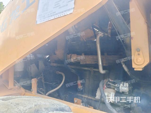 發(fā)動機上部全景（壓路機發(fā)動機艙）