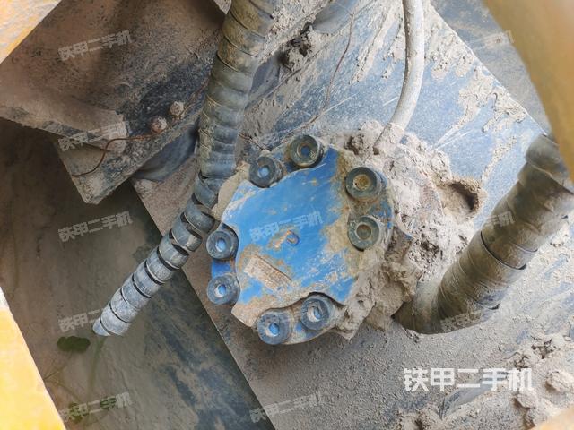 后輪右側(cè)全景（壓路機前后車架）