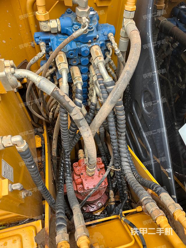 回转马达和主控阀（整机外观）