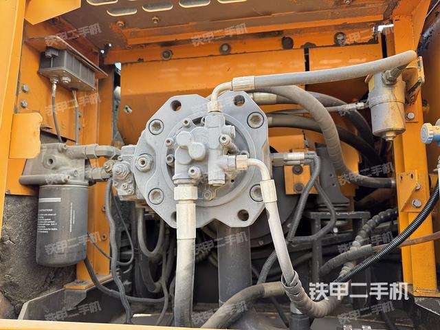 液壓泵艙室正面整體(整機外觀) 液壓泵艙室正面整體(整機外觀)
