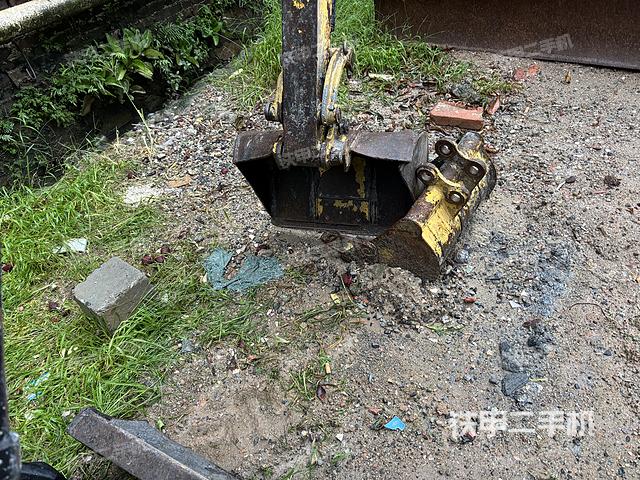 回转马达和主控阀(整机外观) 回转马达和主控阀(整机外观)