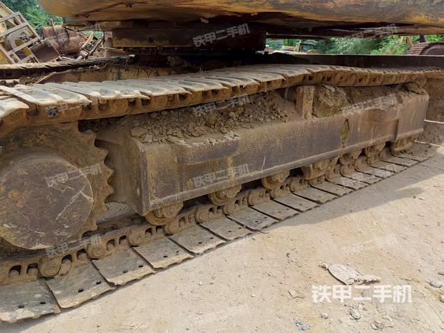 單側(cè)履帶整體(整機(jī)外觀) 單側(cè)履帶整體(整機(jī)外觀)