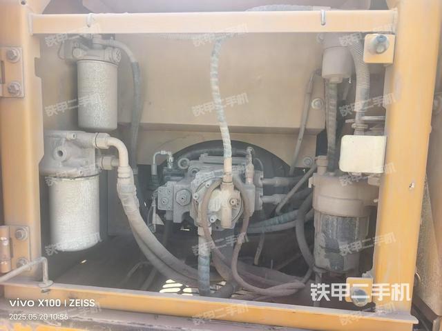 液壓泵艙室正面整體(整機(jī)外觀) 液壓泵艙室正面整體(整機(jī)外觀)