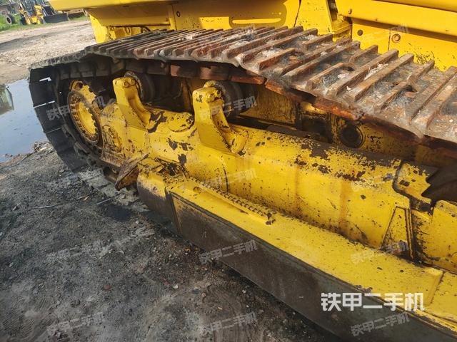 左側(cè)履帶全景(推土機底盤及工作裝置) 左側(cè)履帶全景(推土機底盤及工作裝置)