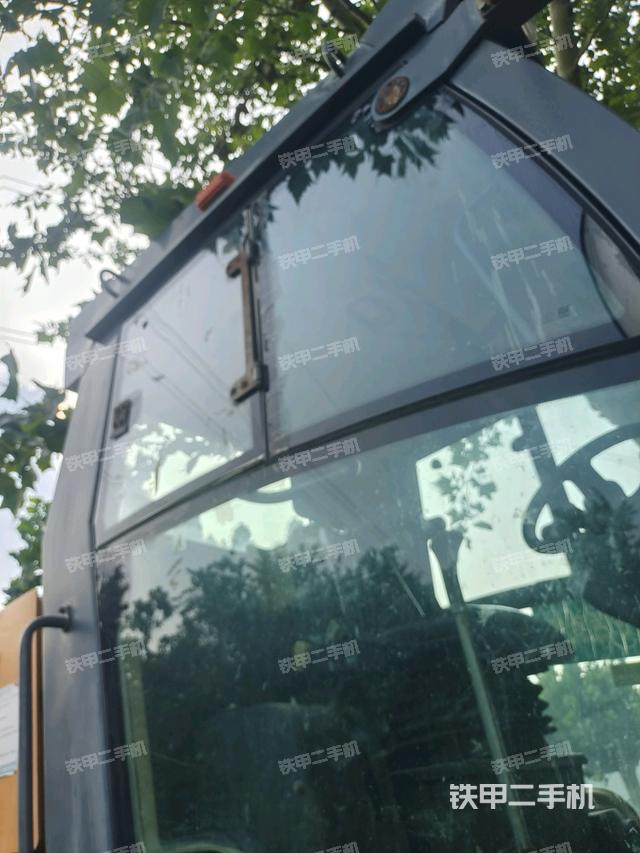 右側(cè)正面照（壓路機駕駛室）