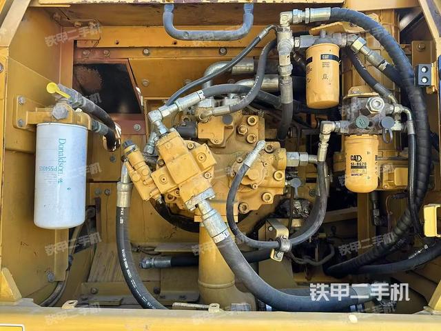 液压泵舱室正面整体(整机外观) 液压泵舱室正面整体(整机外观)