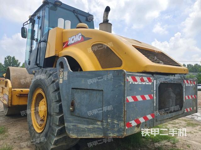 左后45°(压路机整机外观) 左后45°(压路机整机外观)