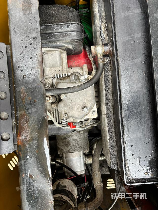 液压泵舱室正面整体(整机外观) 液压泵舱室正面整体(整机外观)