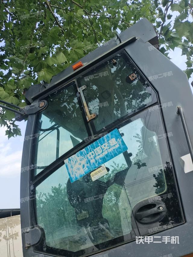 左側(cè)正面照（壓路機駕駛室）