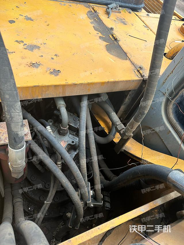 回转马达和主控阀（整机外观）