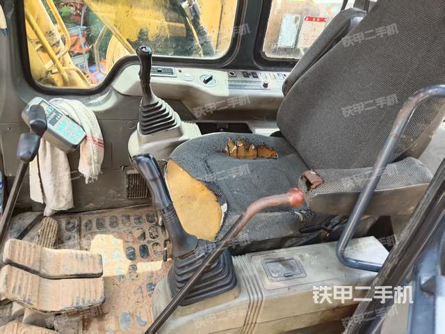 駕駛室整體(整機(jī)外觀) 駕駛室整體(整機(jī)外觀)