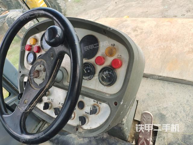 驾驶室内座椅、仪表操作手柄全景(压路机驾驶室) 驾驶室内座椅、仪表操作手柄全景(压路机驾驶室)