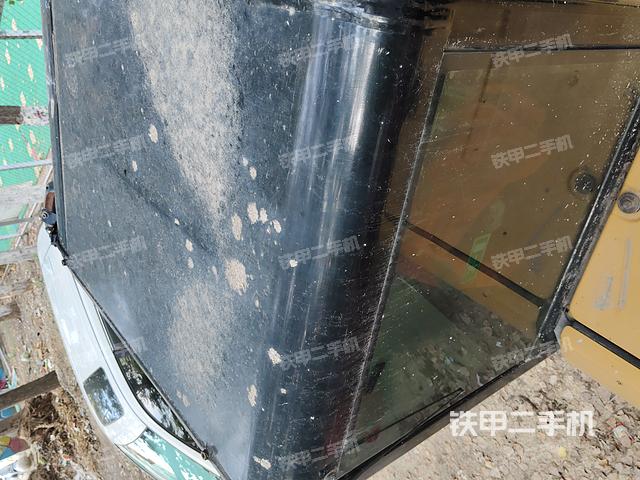 駕駛室頂部(整機(jī)外觀) 駕駛室頂部(整機(jī)外觀)