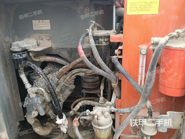 液压泵舱室正面整体(整机外观) 液压泵舱室正面整体(整机外观)