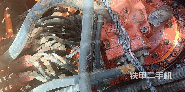 回轉(zhuǎn)馬達和主控閥(整機外觀) 回轉(zhuǎn)馬達和主控閥(整機外觀)
