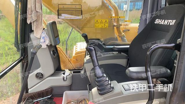 駕駛室整體(整機(jī)外觀) 駕駛室整體(整機(jī)外觀)