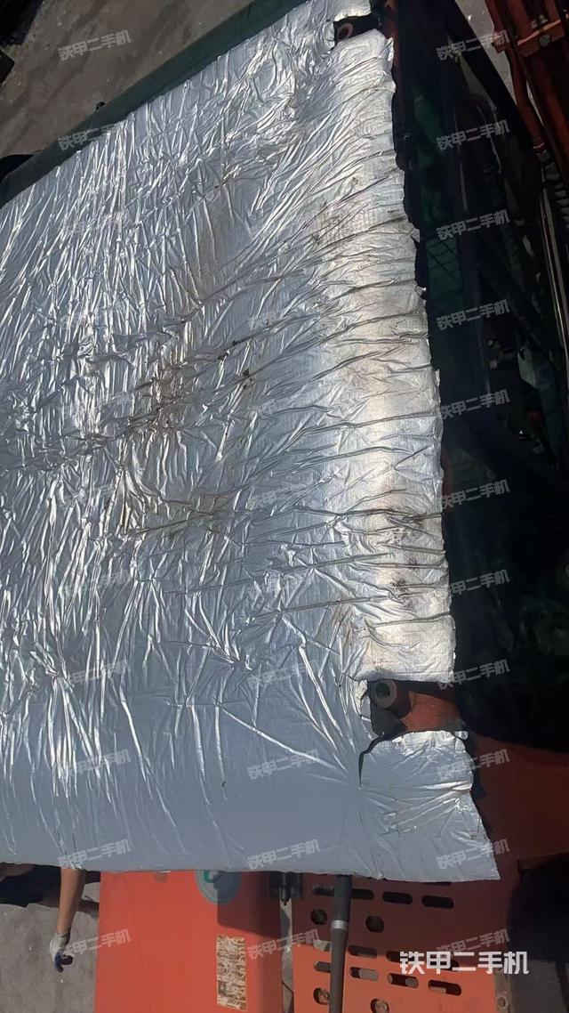 駕駛室頂部(整機(jī)外觀) 駕駛室頂部(整機(jī)外觀)