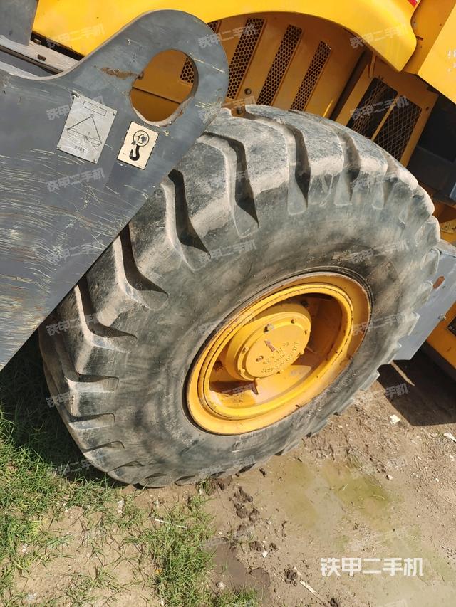 前轮右侧减震块连接及部件(压路机前后车架) 前轮右侧减震块连接及部件(压路机前后车架)