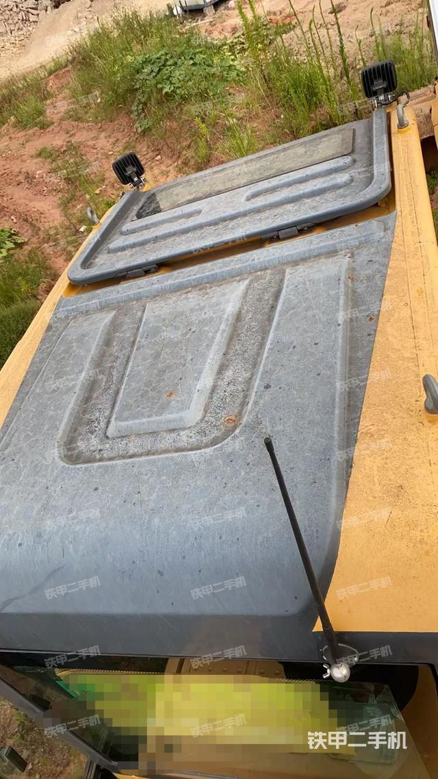 駕駛室頂部(整機(jī)外觀) 駕駛室頂部(整機(jī)外觀)
